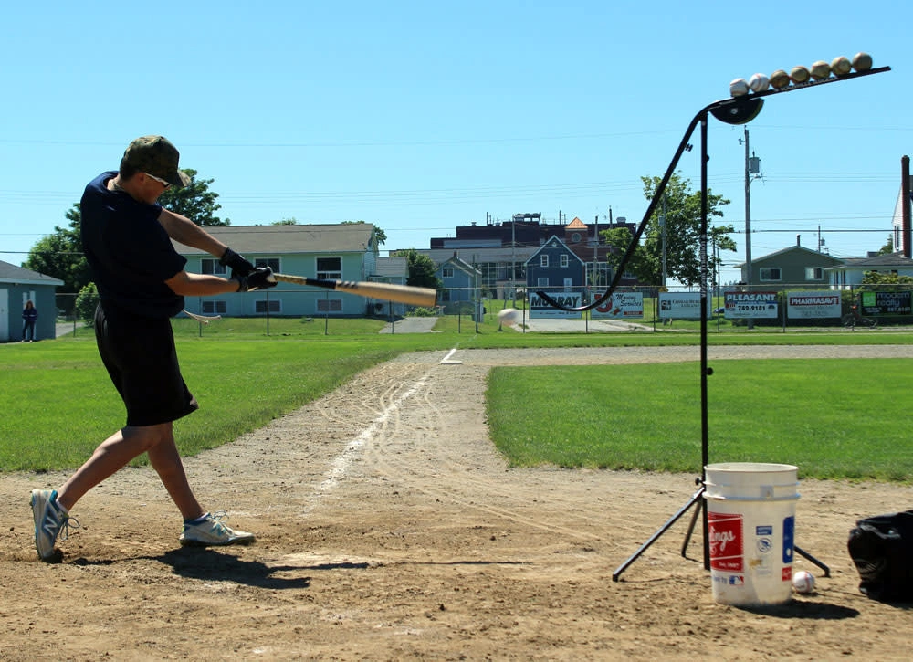 LOUISVILLE SLUGGER APEX SOFT TOSS PITCHING MACHINE 2 LOUISVILLE SLUGGER APEX SOFT TOSS PITCHING MACHINE - Image 2